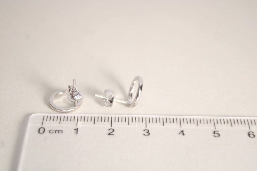 Minimalistické strieborné náušnice so zirkónom, rhodium, puzetky, 1,18 g, 925/1000 - Materiál: Rhodiované striebro, Druh kameňa: ZIRKÓN, Farba kameňa: Číry, Váha (g): 1,18, Rýdzosť: STRIEBRO 925/1000