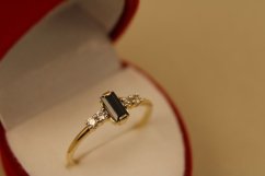 Prsteň- čierny zafír- číre zirkóny- žlté zlato- 14 karátov