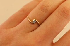 Prsteň- biely diamant- 0,09 ct H/Si2- žlté zlato- 14 karátov