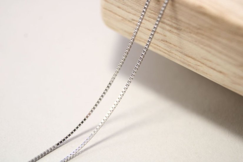 Náhrdelník- syntetický opál- zirkóny- rhódiované striebro