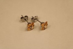 Náušnice-oranžové štvorčeky- puzetky- chirurgická oceľ- 316/L