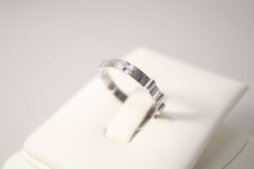 Prsteň- ruženec- vystupený krížik- biele zlato- 14 karátov