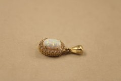 Prívesok- biely syntetický opál- zirkóny- žlté zlato- 14 karátov