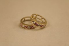 Náušnice- kruhy-číre a rúžové zirkóny- zacvakávacie- žlté zlato- 14 karátov