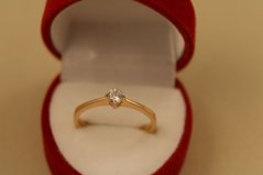 Prsteň- číry brúsený zirkón- rúžové zlato- 14 karátov