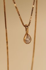 Celebritka s príveskom- slzička- číry zirkón- rúžové zlato-14 karátov