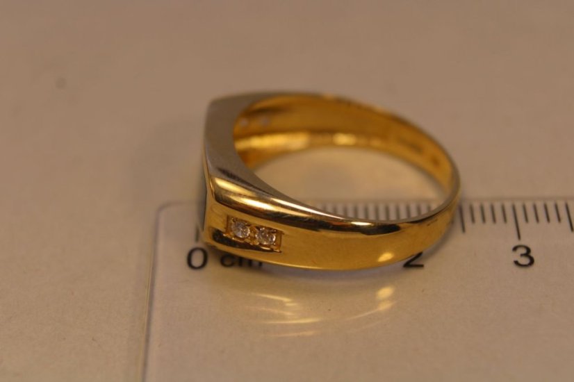 Zlatý prsteň žlté zlato, kameň ónyx, číre zirkóny, veĺkosť 63, 5,84 g, 14 karátov, 585/1000