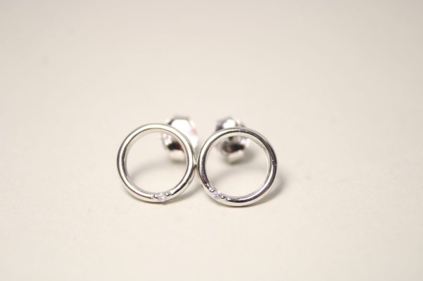 Minimalistické strieborné náušnice so zirkónom, rhodium, puzetky, 1,18 g, 925/1000 - Materiál: Rhodiované striebro, Druh kameňa: ZIRKÓN, Farba kameňa: Číry, Váha (g): 1,18, Rýdzosť: STRIEBRO 925/1000