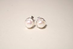 Strieborné napichovacie náušnice s perlami, rhodium, 1,57 g, 925/1000