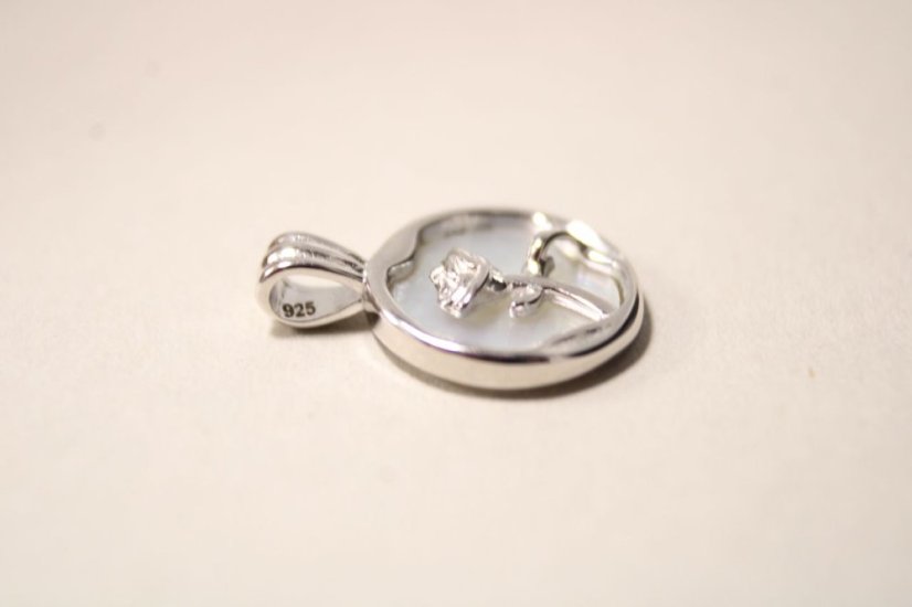 Strieborný prívesok s motívom ruže, perleť, rhodium, 1,17 g,  925/1000