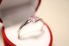 Prsteň-v tvare vlnky-svetlorúžový kameň-číre zirkóny-rhodium-striebro