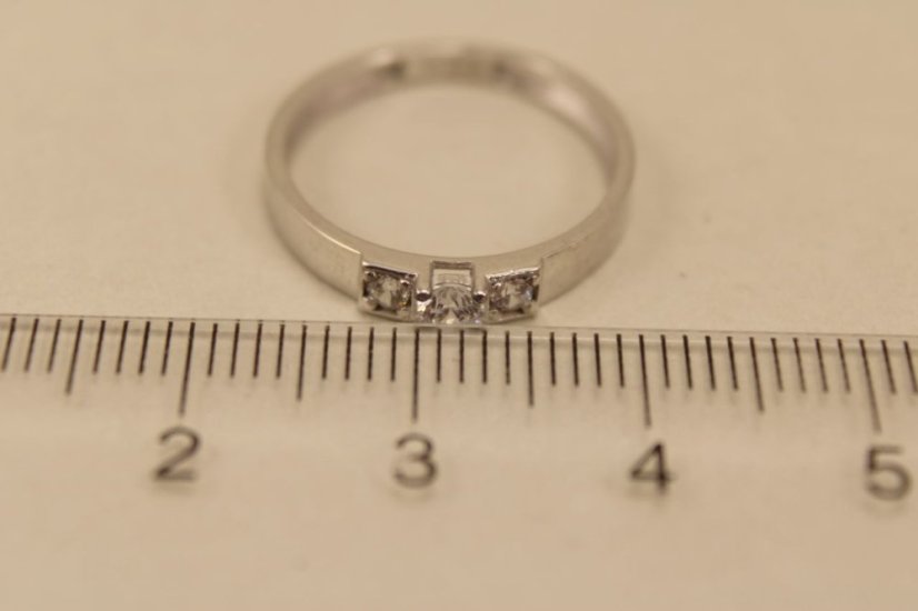 Zlatý prsteň, biele zlato, číre zirkóny, veľkosť 50, 1,23g 14k 585/1000