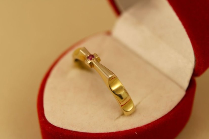 Zlatý prsteň, kombinované zlato, rúžový zirkón, veľkosť 62, 4,09g 14k 585/1000