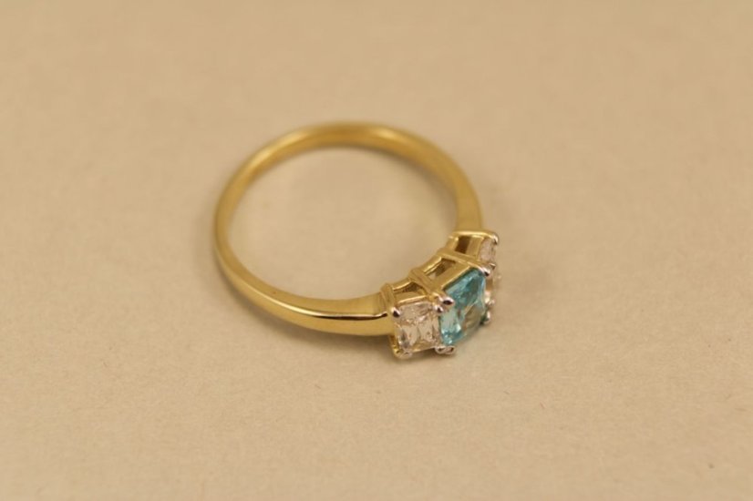 Prsteň- žlté zlato-svetlo modrý zirkón-2x číry zirkón-14 karátov
