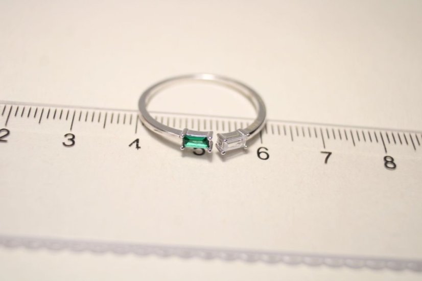 Strieborný otvorený prsteň, zeleno-číre zirkóny, rhódium, veľkosť 59, 3,24g, 925/1000