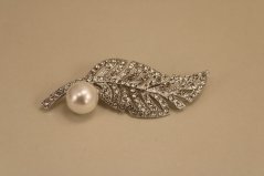 Brošňa pierko - biela syntetická perla - číre zirkóny - chirurgická oceľ - 316L