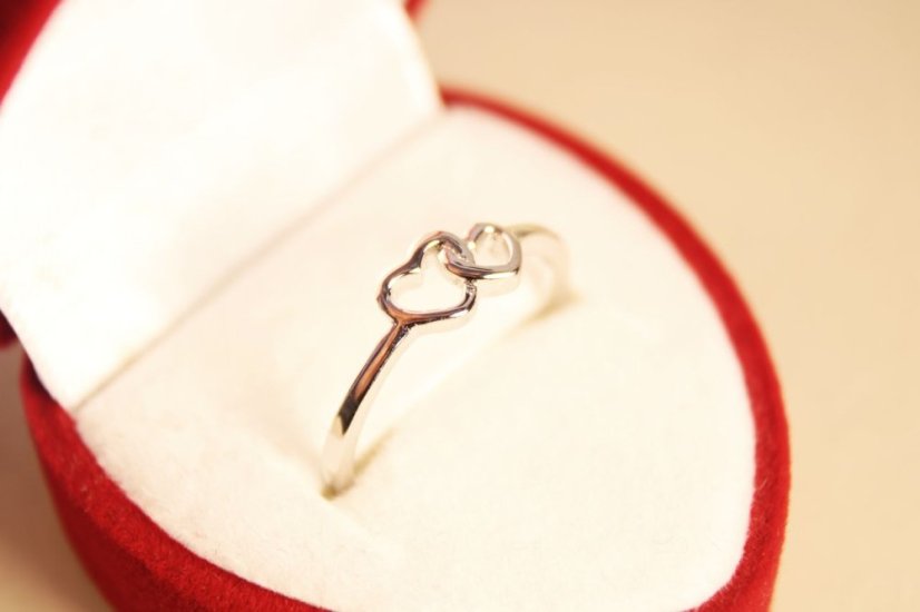 Strieborný prsteň spojené srdiečka, rhodium, veľkosť 49, 1,03 g, 925/1000