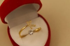 Prsteň- písmeno K- číre zirkóny- pozlátená oceľ- 316/L