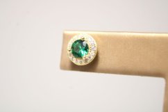Strieborné pozlátené náušnice so zeleným zirkónom, napichovacie puzety, 2,0 g, 925/1000
