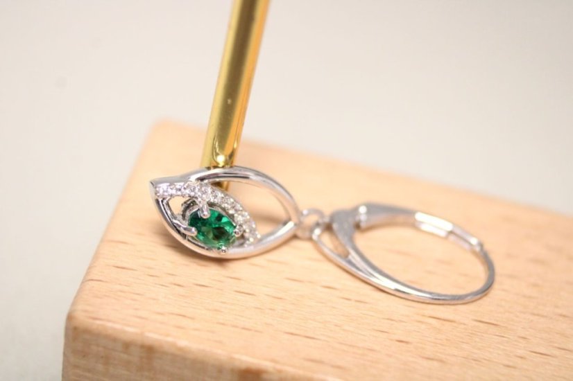 Listové strieborné naušnice so zeleným kameňom, klasické zapínanie, číre zirkóny, rhódium, 2,94g, 925/1000 - Materiál: Rhodiované striebro, Druh kameňa: FAREBNÝ ZIRKÓN, Farba kameňa: Zelený, Váha (g): 2,94, Rýdzosť: STRIEBRO 925/1000