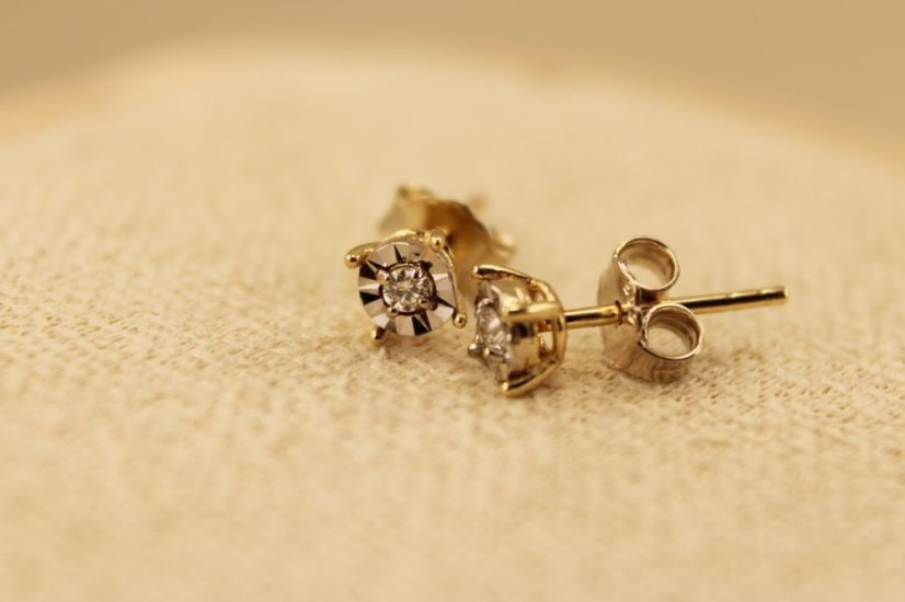 Náušnice- diamant 0,06ct- puzetky- žlté zlato- 14 karátov