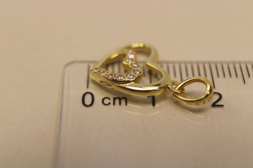 Pozlátený strieborný prívesok spojené vyrezávané srdcia, číre kamienky,  0,94g, 925/1000 - Materiál: Pozlátené striebro, Druh kameňa: ZIRKÓN, Farba kameňa: Číry, Váha (g): 0,94, Rýdzosť: STRIEBRO 925/1000