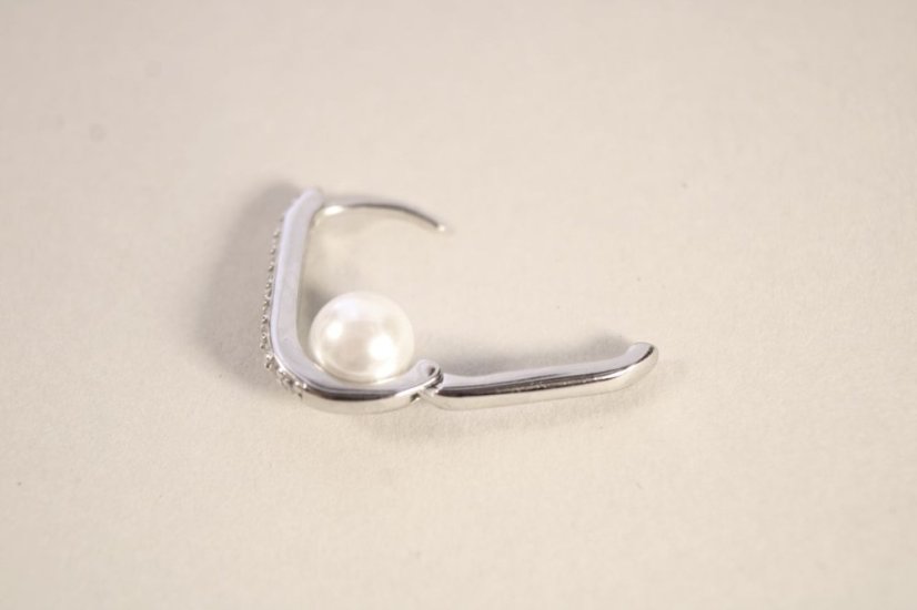 Strieborné oválne náušnice zirkónové s bielymi perlami, rhodium, kĺbové zapínanie, 2,50 g, 925/1000