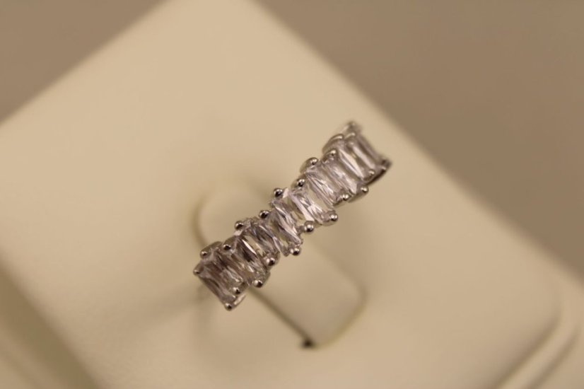Strieborný prsteň číre obdĺžnikové zirkóny, ródium, veľkosť 56, 2,78g 925/1000