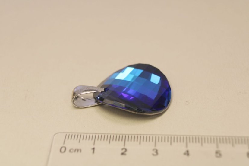 Okrúhly prívesok s modrým swarovski kameňom, rhodiované striebro, 8,37g, 925/1000 - Druh kameňa: SWAROVSKI PRÍRODNÝ KAMEŇ, Farba kameňa: Modrý, Váha (g): 8,37, Rýdzosť: STRIEBRO 925/1000