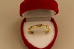 Prsteň - ruženec - vystupený krížik -  žlté zlato - 14 karátov