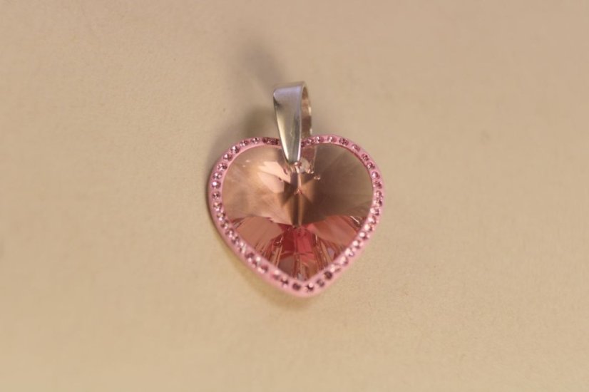 Prívesok v tvare srdca ružový swarovski crystals, striebro, 3,69g, 925/1000 - Druh kameňa: SWAROVSKI PRÍRODNÝ KAMEŇ, Farba kameňa: Rúžový, Váha (g): 3,69, Rýdzosť: STRIEBRO 925/1000
