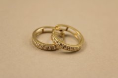 Náušnice-kruhy- číre zirkóny- zacvakávacie- žlté zlato- 14 karátov