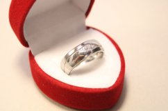 Prsteň-obrúčka- číre zirkóny- kombinovaná oceľ