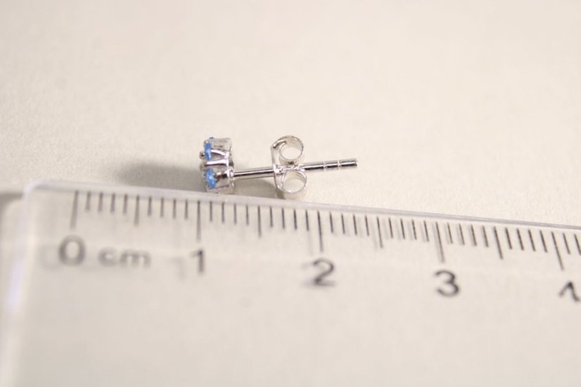 Strieborné náušnice v tvare kvetinky, modré a číre zirkóny, rhódium, puzetové zapínanie, 0,81g, 925/1000