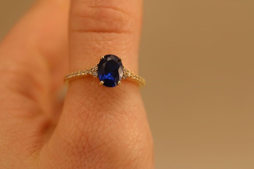Prsteň- modrý kameň- číre zirkóny- žlté zlato- 14 karátov