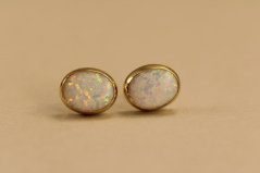 Náušnice s bielym opálom-žlté zlato-puzetky-14 karátov