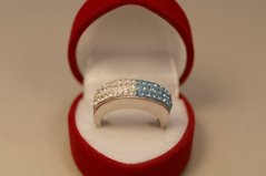 Strieborný prsteň číre a modré swarovski crystals, rhodiované striebro, veľkosť 52, 4,87g, 925/1000