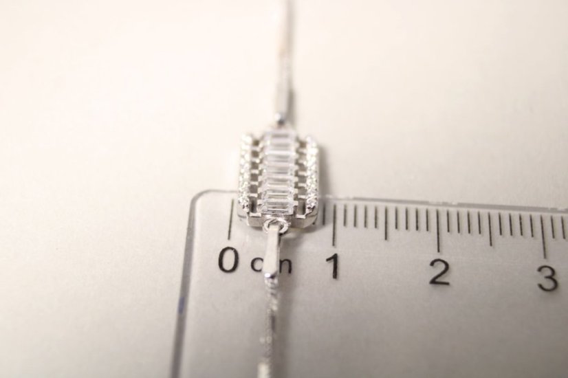 Strieborný náramok zdobený obdĺžnikovým príveskom, číre zirkóny, rhodium, 18-22 cm, 2,43 g, 925/1000