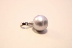 Strieborný prívesok s riečnou perlou sivej farby, rhodium, 1,15 g, 925/1000