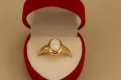 Prsteň- biely opál-žlté zlato-14 karátov