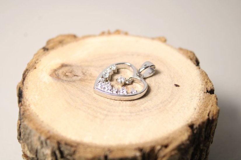 Strieborný prívesok Srdce s čírymi zirkónmi, rhodium, 1,27 g, 925/1000