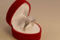 Strieborný prsteň s ovalným čírym swarovski crystals, rhodiované striebro, veľkosť 56, 5,39g, 925/1000
