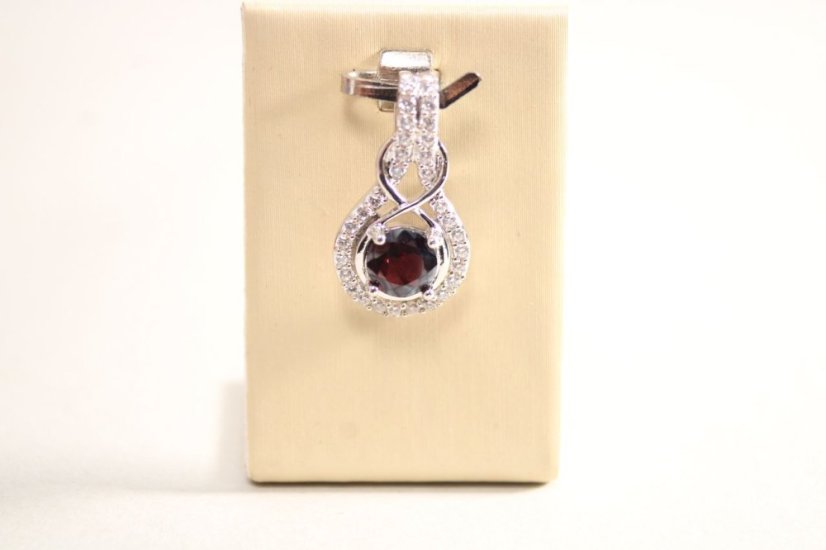 Prívesok - červený granát- číre zirkóny-striebro
