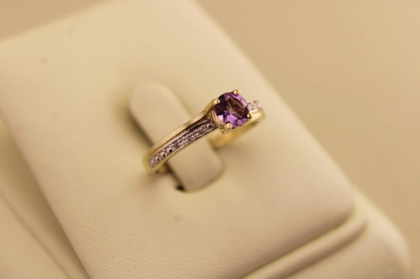Prsteň- diamanty- ametyst- kombinované zlato- 14 karátov