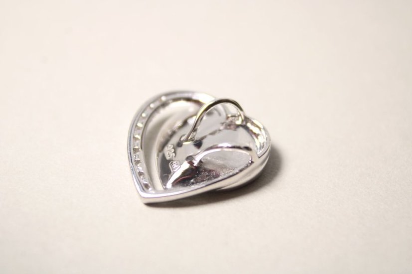 Strieborný prívesok s matno-lesklou úpravou - srdce s čírymi zirkónmi, rhodium, 1,98 g, 925/1000