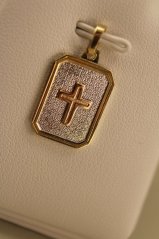Prívesok-platnička-kombinované zlato-krížik-14 karátov