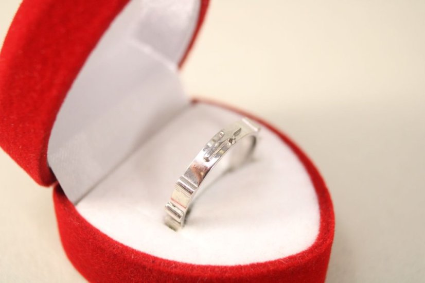 Prsteň- ruženec- vystupený krížik- biele zlato- 14 karátov