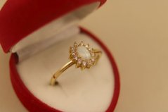 Prsteň- biely opál- zirkóny- žlté zlato- 14 karátov