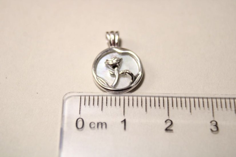 Strieborný prívesok s motívom ruže, perleť, rhodium, 1,17 g,  925/1000