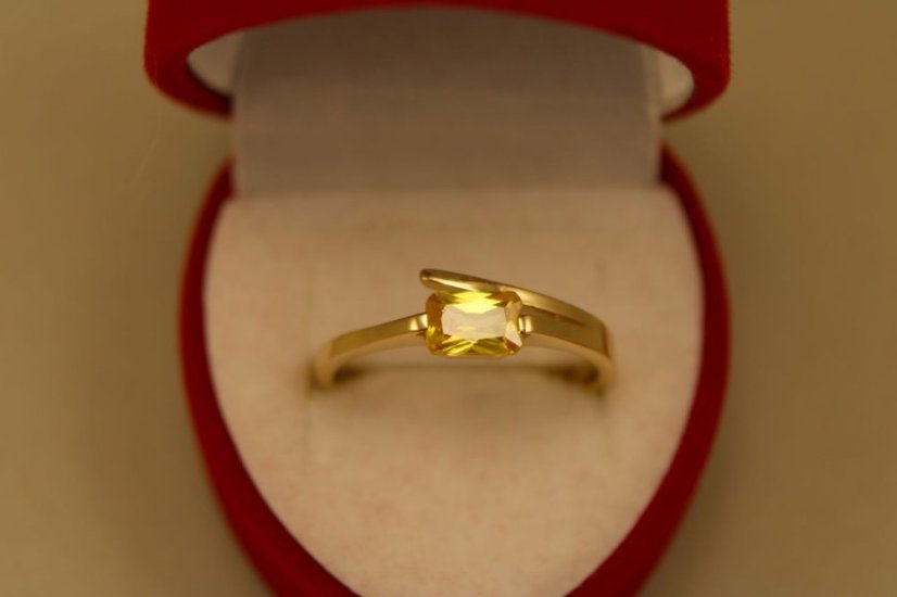 Zlatý prsteň, žlté zlato, žltý obdĺžnikový zirkón, veľkosť 55, 2,35g 14k 585/1000